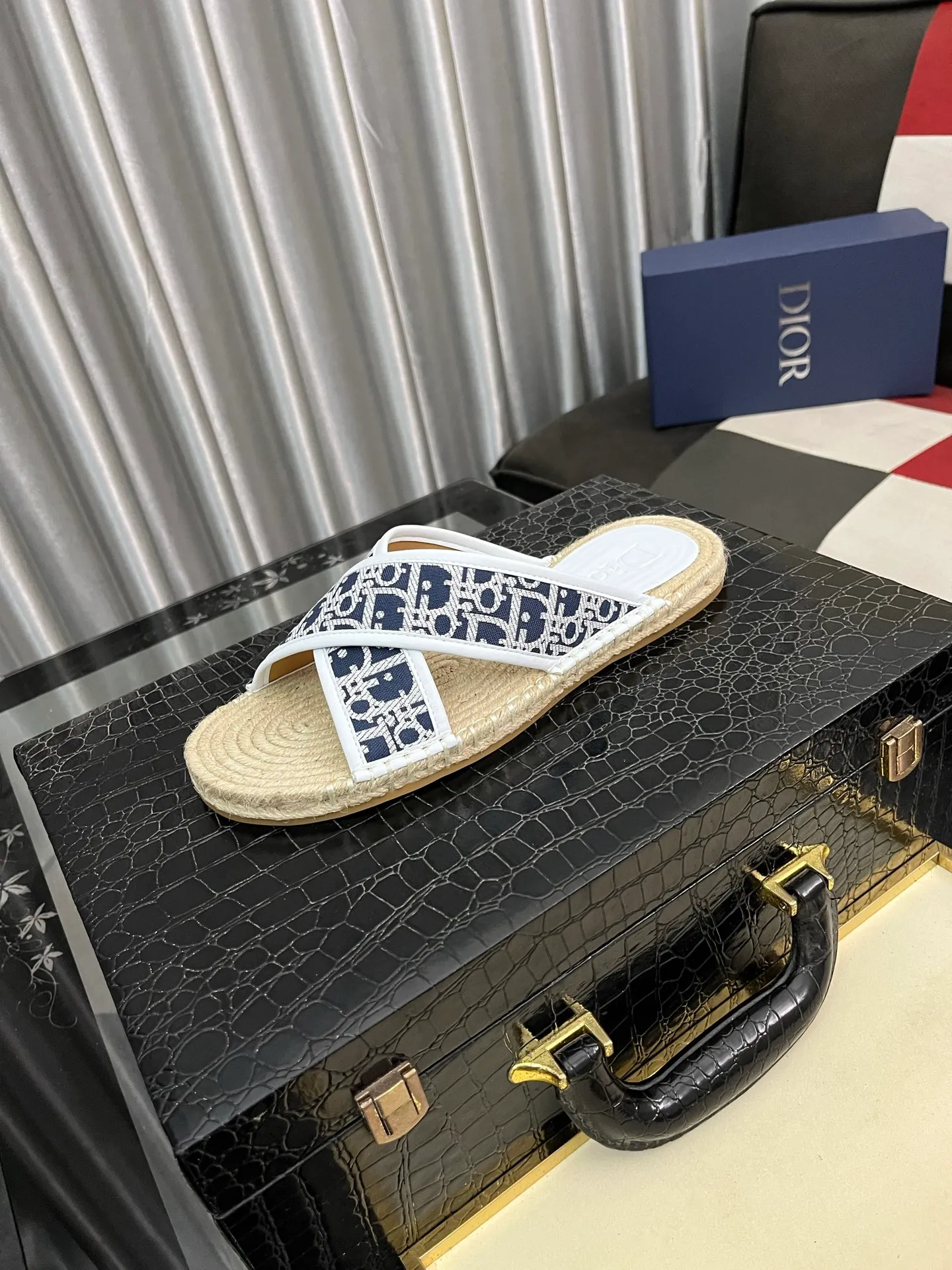 Men's shoes💰320⌚️⌚️DIOR Dior slippers New slippers are on sale simultaneously. Original materials imported from Italy. Fully imported sheepskin lining, sole: original sole provided by the original factory, exclusive movable molded sole, super comfortable, original factory follow-up goods, 🔍🔍high quality, can be entered and exited the counter at will, code number: 38-442️⃣colors available